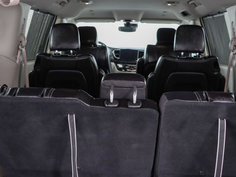 Used 2023 Chrysler Pacifica Touring-L FWD image 30