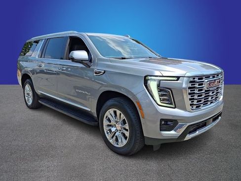 Used 2025 GMC Yukon XL Denali AWD/4WD image 3