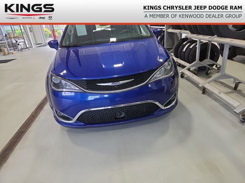 Used 2019 Chrysler Pacifica Touring Plus w/ Advanced Safetytec Group FWD image 1