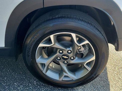 Used 2024 Chevrolet Trax LT w/ LT Convenience Package FWD image 8