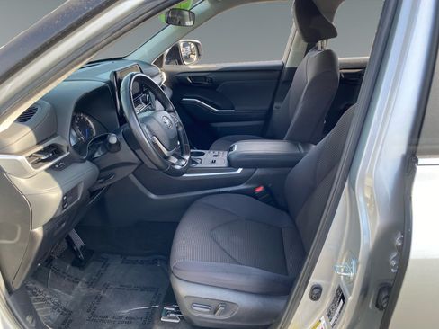 Used 2023 Toyota Highlander LE AWD/4WD image 9