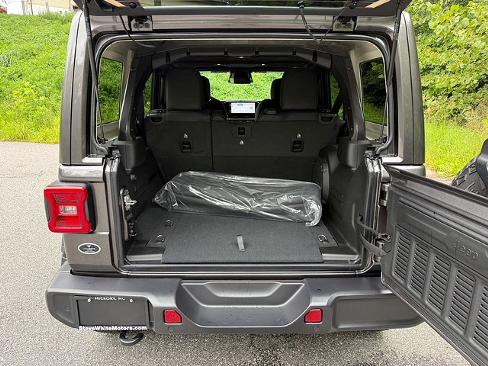 New 2026 Jeep Wrangler Unlimited Sahara AWD/4WD image 16