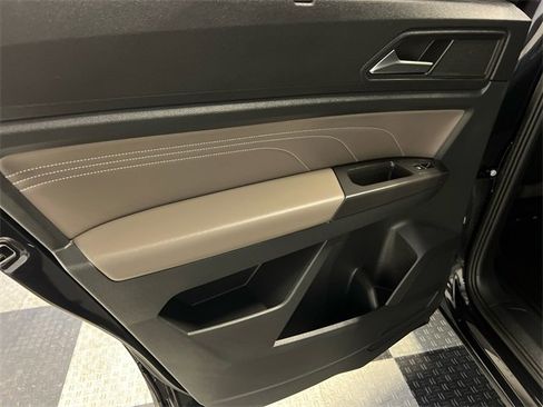 Certified 2022 Volkswagen Atlas SEL R-Line image 18