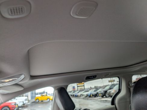 Used 2021 Chrysler Pacifica Limited w/ Uconnect Theater Family Group image 14