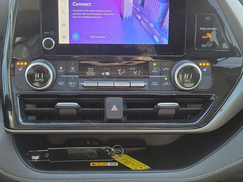 Used 2024 Toyota Highlander XLE AWD/4WD image 32