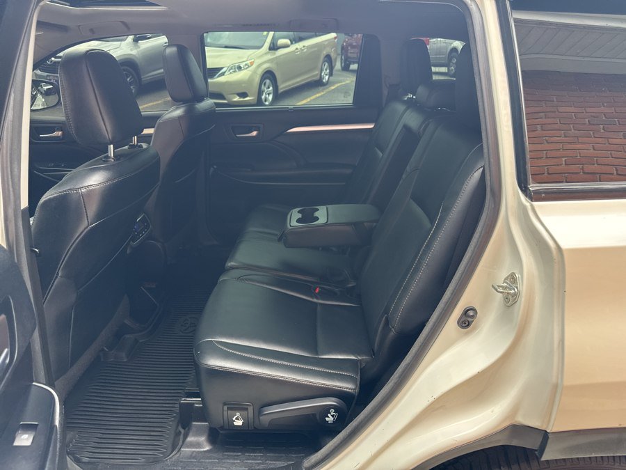 Used 2018 Toyota Highlander XLE AWD/4WD image 19