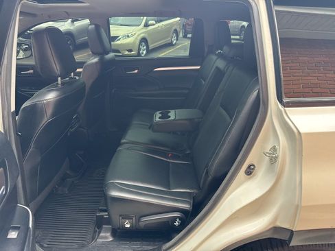 Used 2018 Toyota Highlander XLE AWD/4WD image 19