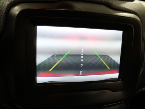Used 2018 Jeep Renegade Latitude FWD image 27
