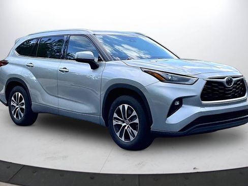 Used 2021 Toyota Highlander XLE FWD image 2