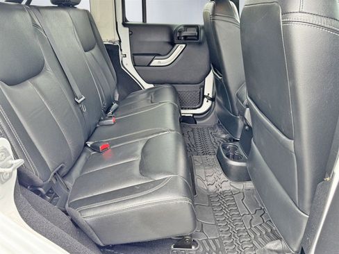 Used 2015 Jeep Wrangler Unlimited Rubicon AWD/4WD image 23