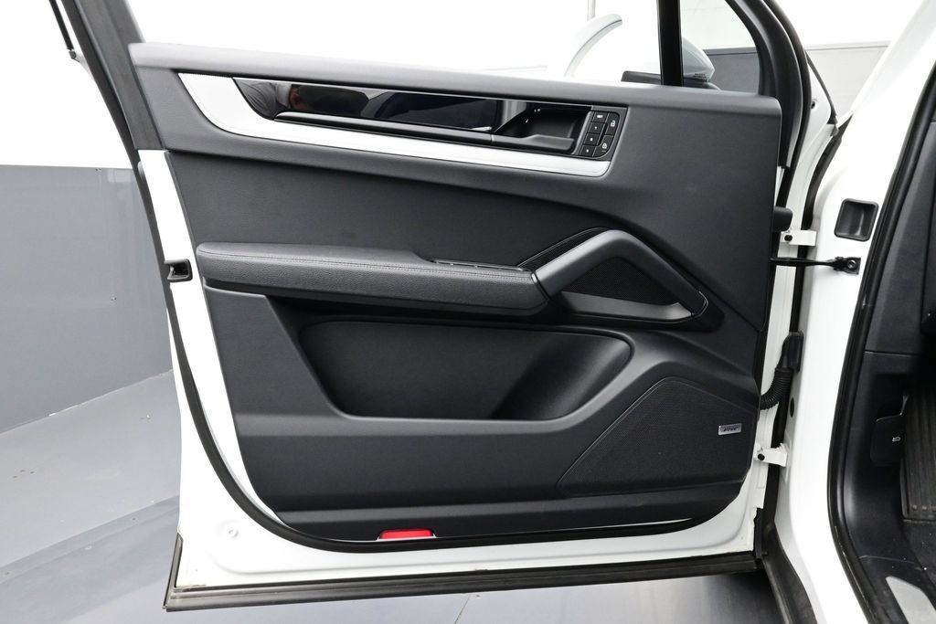 Certified 2024 Porsche Cayenne AWD/4WD image 7