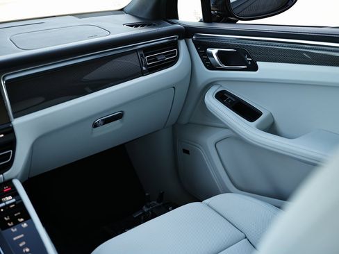 New 2026 Porsche Macan image 30