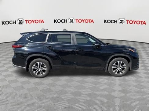 Used 2023 Toyota Highlander XLE image 9