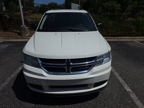 Used 2020 Dodge Journey SE FWD image 2