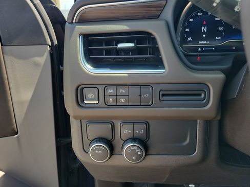 Used 2022 Chevrolet Suburban LT w/ LT Signature Plus Package RWD image 25