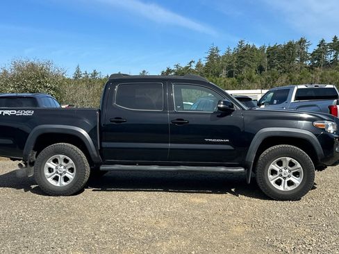 Used 2017 Toyota Tacoma TRD Off-Road w/ Tow Package (A/T) AWD/4WD image 4