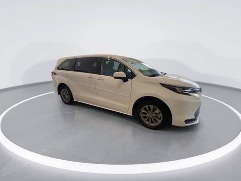 Certified 2024 Toyota Sienna LE AWD/4WD image 2
