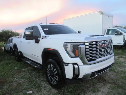 Used 2025 GMC Sierra 2500 Denali AWD/4WD image 1