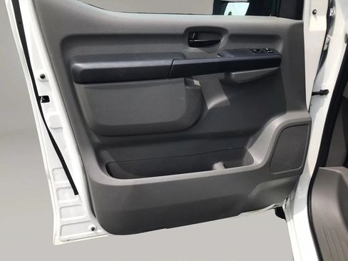 Used 2018 Nissan NV 2500 SV w/ Navigation Package RWD image 12