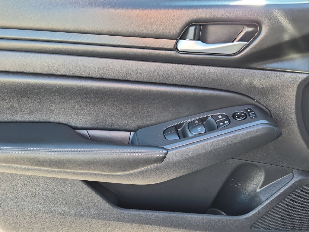 Used 2025 Nissan Altima 2.5 SV FWD image 11