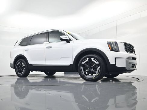 Certified 2024 Kia Telluride S w/ S Sunroof Package AWD/4WD image 40
