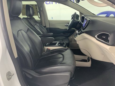 Used 2023 Chrysler Pacifica Touring-L image 42