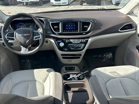 Used 2018 Chrysler Pacifica Touring-L FWD image 32