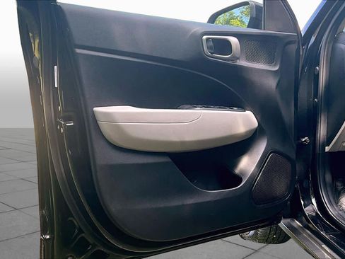 Used 2025 Hyundai Venue SEL FWD image 22