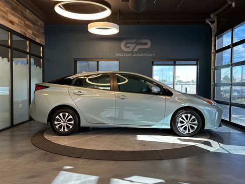 Used 2019 Toyota Prius XLE AWD/4WD image 2