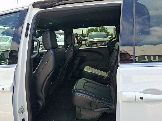 Used 2025 Chrysler Pacifica Select FWD image 10