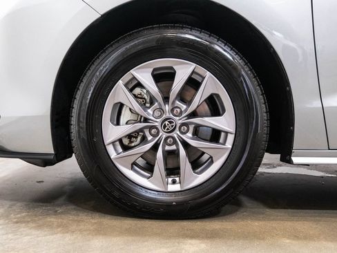 Certified 2025 Toyota Sienna LE FWD image 11