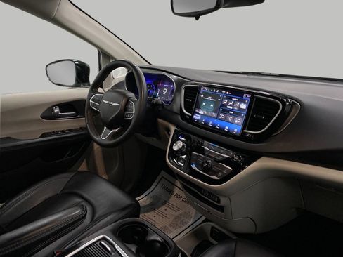 Used 2024 Chrysler Pacifica Touring-L image 19