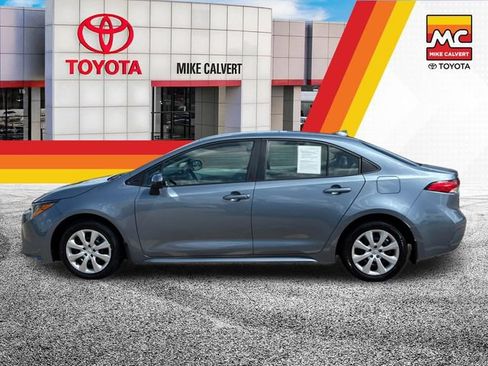 Used 2022 Toyota Corolla LE FWD image 2