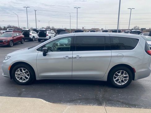 Used 2024 Chrysler Pacifica Touring-L FWD image 4