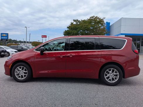 Used 2024 Chrysler Pacifica Touring-L FWD image 5
