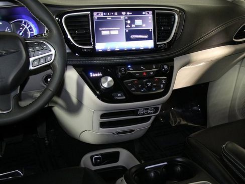 Used 2024 Chrysler Pacifica Select image 18