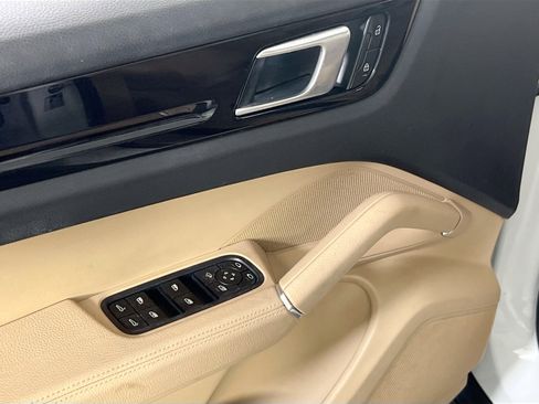Used 2022 Porsche Cayenne AWD/4WD image 18