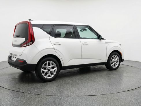 Used 2025 Kia Soul LX w/ LX Technology Package FWD image 9