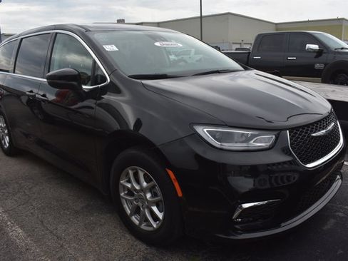 Used 2023 Chrysler Pacifica Touring-L FWD image 2