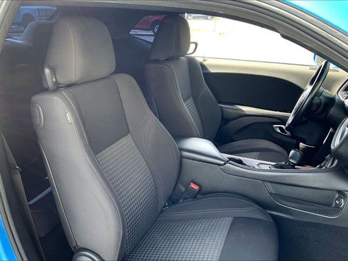 Used 2019 Dodge Challenger SXT image 5