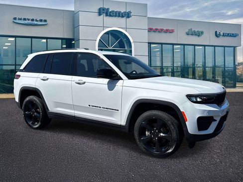Used 2025 Jeep Grand Cherokee Altitude AWD/4WD image 1