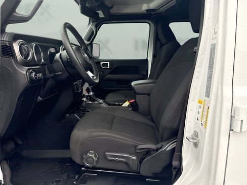 Used 2018 Jeep Wrangler Unlimited Sahara AWD/4WD image 5