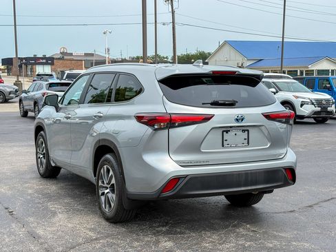 Used 2024 Toyota Highlander XLE AWD/4WD image 8