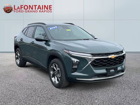 Used 2025 Chevrolet Trax LT image 3