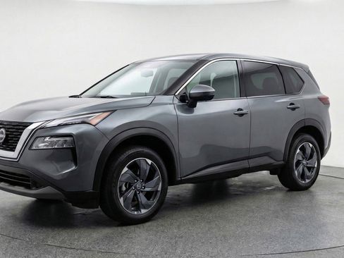 Used 2025 Nissan Rogue SV image 3