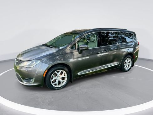 Used 2017 Chrysler Pacifica Touring-L w/ Tire & Wheel Group FWD image 1