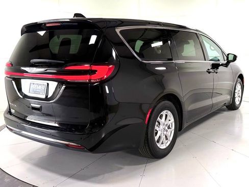 Used 2024 Chrysler Pacifica Touring-L FWD image 4