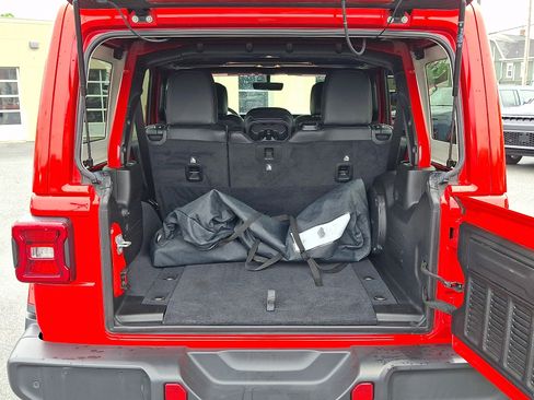 Used 2019 Jeep Wrangler Unlimited Sahara AWD/4WD image 28