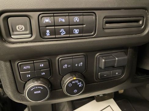 Used 2024 Chevrolet Suburban Z71 w/ Luxury Package AWD/4WD image 18