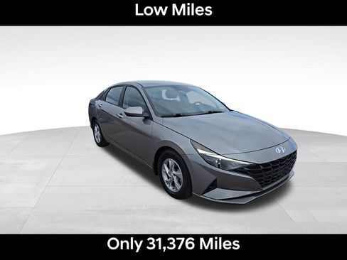 Used 2023 Hyundai Elantra SE w/ Winter Weather Package image 2